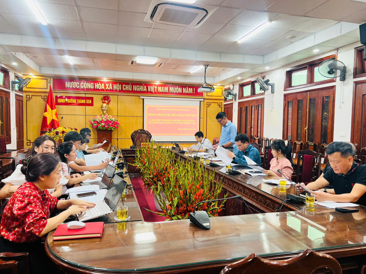 Đoàn công tác Sở Công thương làm việc với UBND phường Thành Sen về công tác quản lý và phát triển chợ trên địa bàn